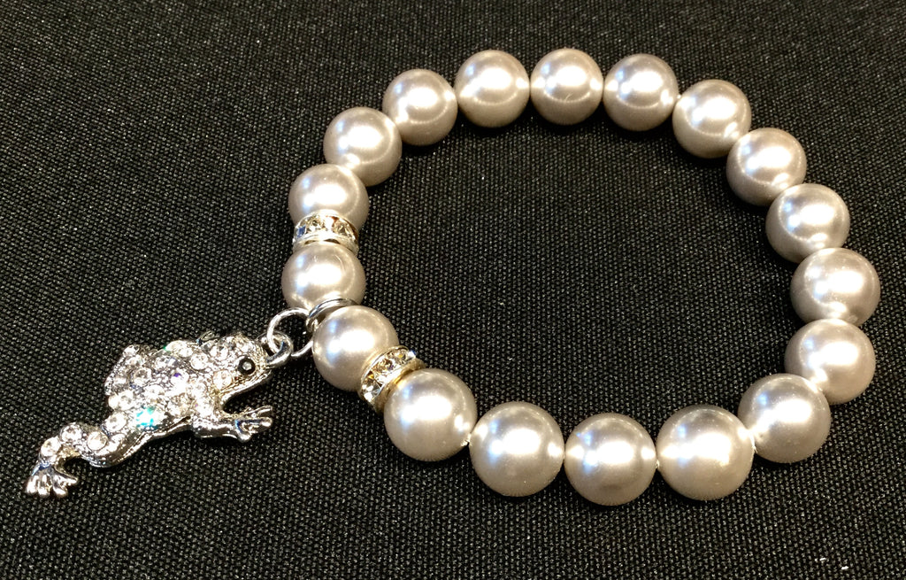 Bracelet, silver pearls with frog charm - natural italian skincare www.MilanoCoronado.com